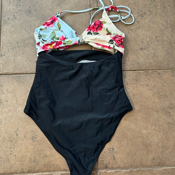 Cupshe one piece tummy control - Picture 2 of 4